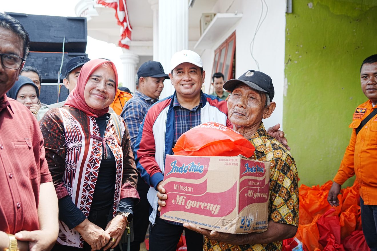 Bupati Banyuasin dan Anggota DPRD Serahkan Bantuan Korban Banjir Muara Sugihan