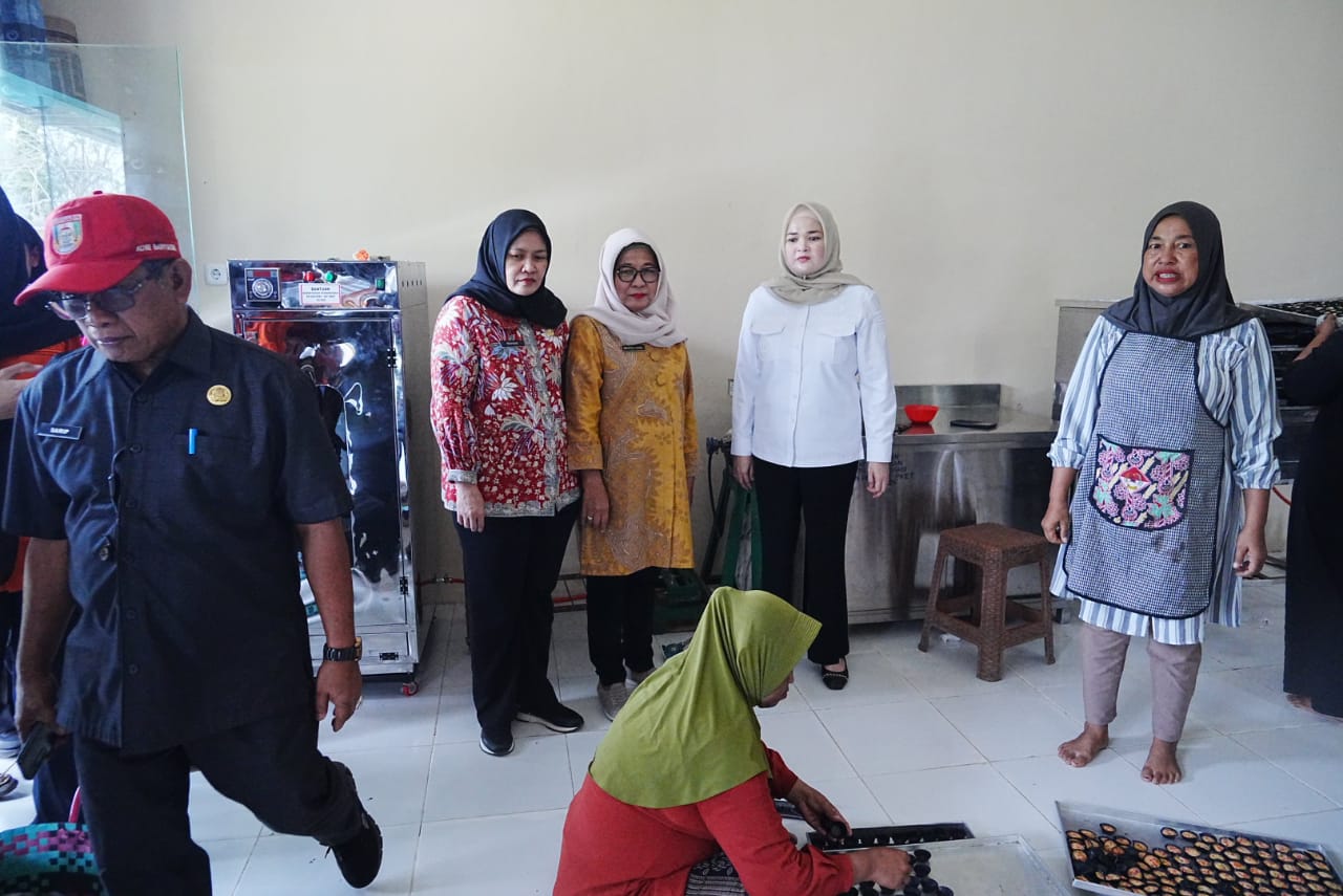 Bentuk Apreasiasi : Wabup Netta Tinjau Langsung UMKM Kreatif Olah Jamur Tiram Jadi Bermacam Varian